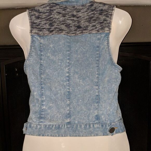 Vest   - Picture 2 of 8